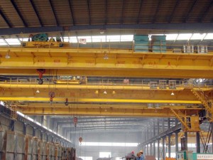 本系列起重機(jī)主要由橋架、大車運(yùn)行機(jī)構(gòu)和裝有電動(dòng)葫蘆的小車運(yùn)行機(jī)構(gòu)組成，其橋架由半偏軌箱形主梁、端梁和走臺(tái)等連接而組成。