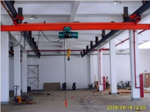 LX型電動(dòng)懸掛起重機(jī)是按國(guó)家標(biāo)準(zhǔn)設(shè)計(jì)制造的,與多種型式的電動(dòng)葫蘆配套使用的輕小型起重機(jī)。