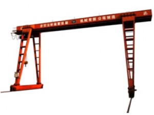 門(mén)式起重機(jī)主要使用在露天倉(cāng)庫(kù)、料場(chǎng)、鐵路貨站、港口碼頭等。