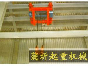 當(dāng)起重載荷大，而廠房結(jié)構(gòu)及空間有限，單雙梁起重機(jī)不能滿足起吊要求時，采用雙軌架空小車起重機(jī)。