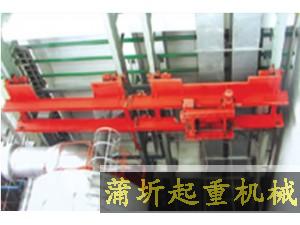 過軌起重機(jī)是兩部分獨(dú)立軌道之間實(shí)現(xiàn)物品轉(zhuǎn)移的一種專用起重機(jī)，典型應(yīng)用于磨煤機(jī)的檢修，立體倉庫物品的轉(zhuǎn)移。